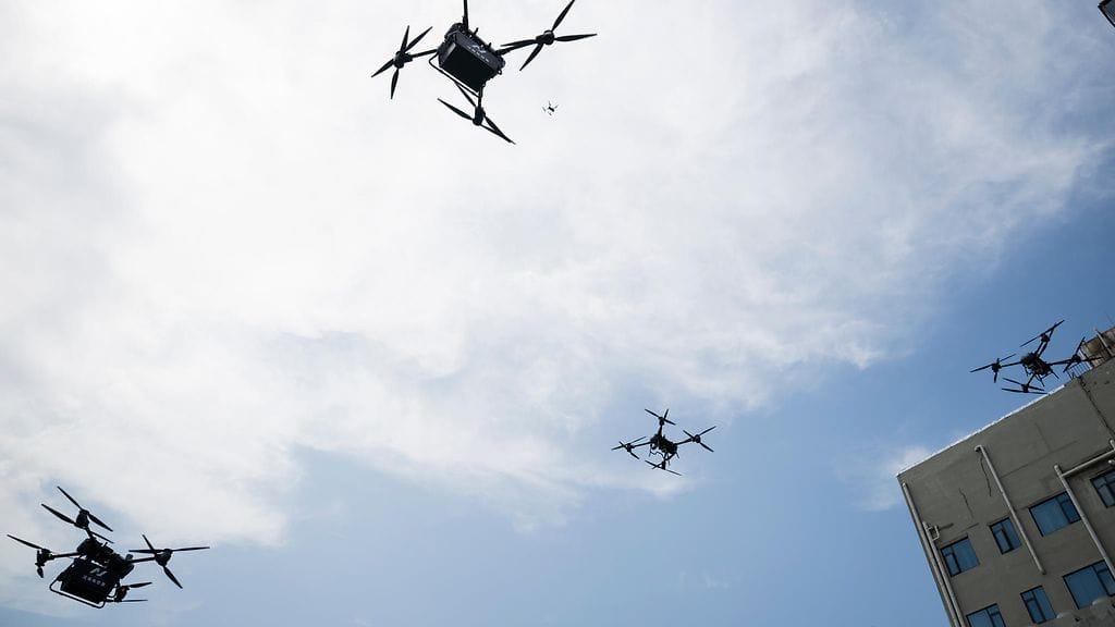 Drooneja käytetään sotilaskäytön lisäksi muun muassa tiedusteluun ja häirintään. Kuvituskuva.