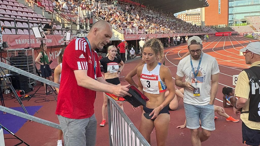 Jukka Perämaa tarkasti kenkiä Tampereen Motonet GP.ssä.