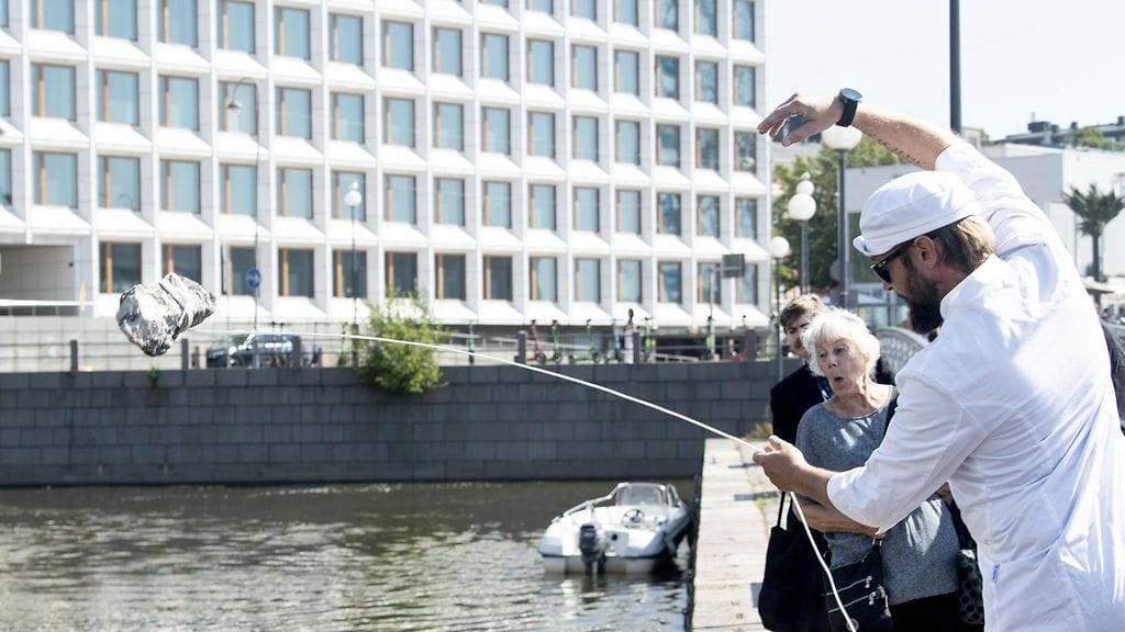 Suomen Epätieteellisen Seuran Jaakko Suvanto heitti Jaakonpäivän kylmän kiven Linnanaltaaseen Helsingin Kauppatorin laidalta 25. heinäkuuta 2025.