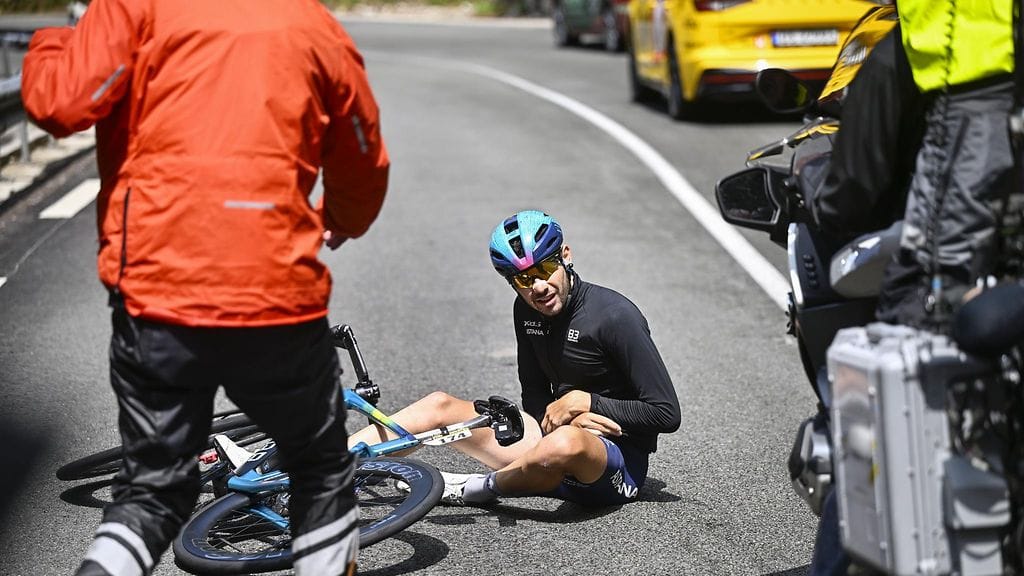 Clement Champoussin, 27, meinasi jäädä moottoripyörän alle Tour de Francen 20. etapilla.