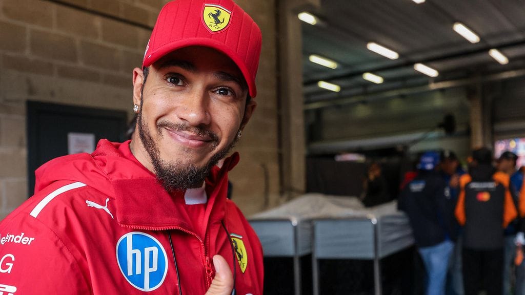 Lewis Hamilton kertoo leikkisästi jäävänsä töistä pois, kun uusin Grand Theft Auto -peli ilmestyy.