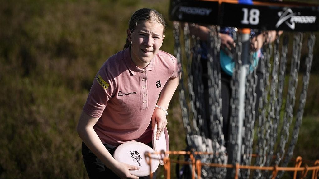 Iida Lehtomäki ei kiirehdi mukaan frisbeegolfin ammattilaiskiertueelle.