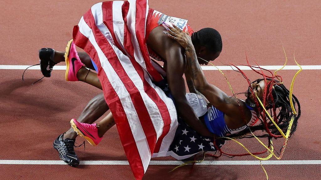 Christian Coleman ja Sha'Carri Richardson juhlivat Budapestin MM-kisoissa, kun Yhdysvallat voitti sekä miesten että naisten pikaviestit.