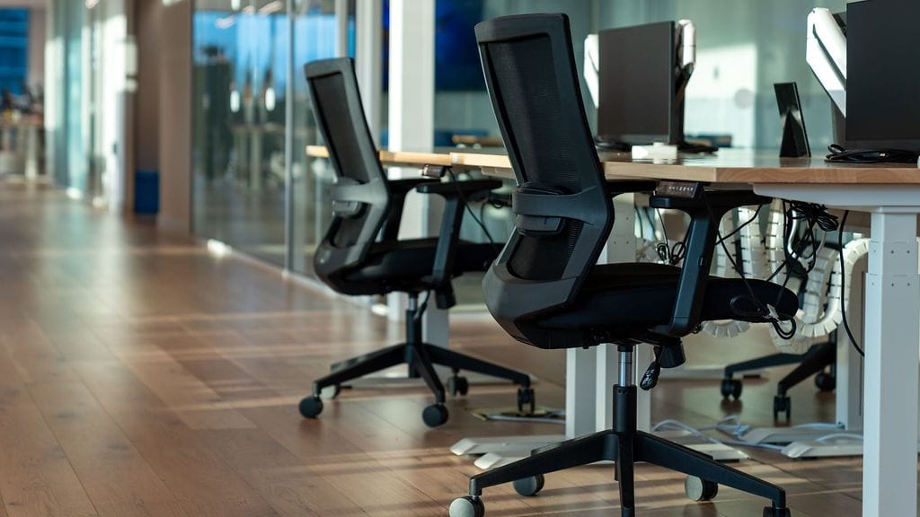 Moni viettää suuren osan päivästä istuen.