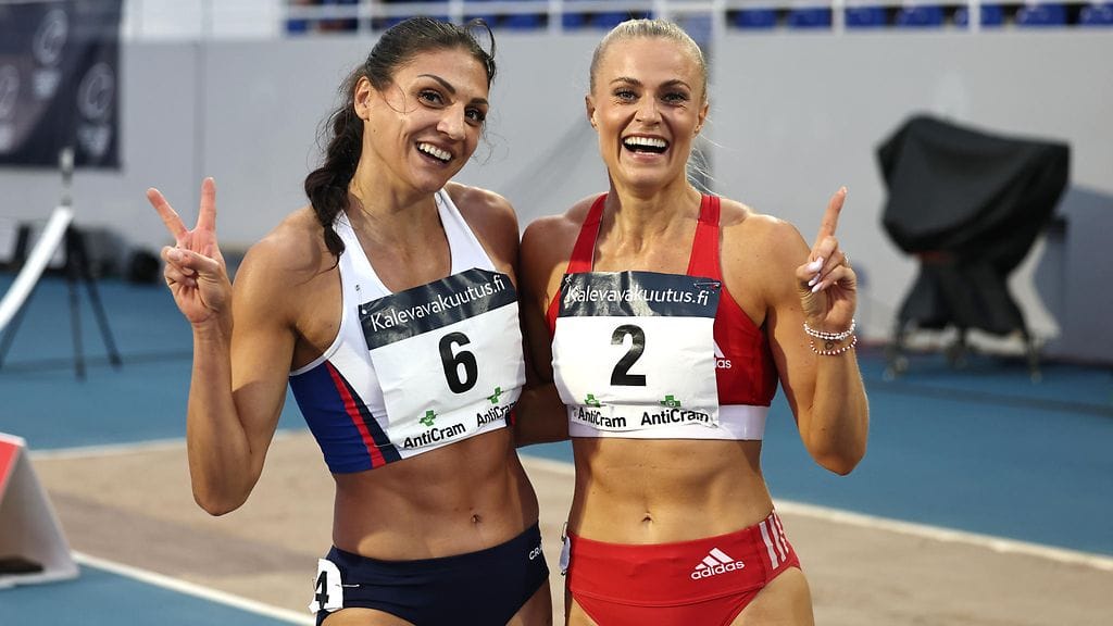 Nooralotta Neziri (vasemmalla) ja Lotta Harala (oikealla) valittiin Suomen MM-joukkueeseen.