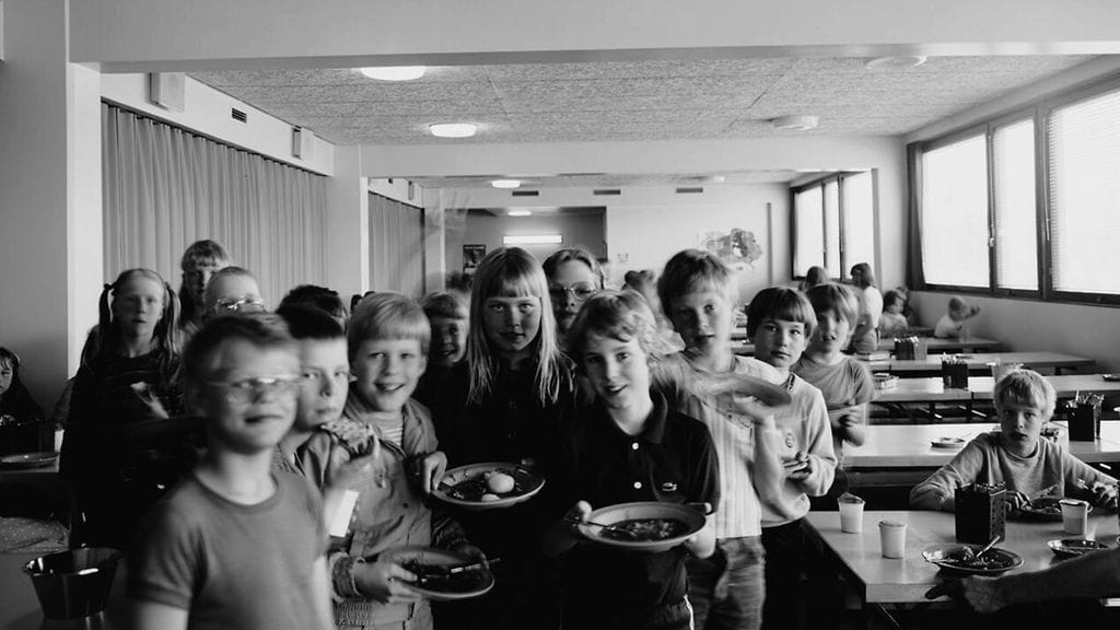 Oppilaat ruokalautastensa kanssa Puotilan ala-asteella 1984.