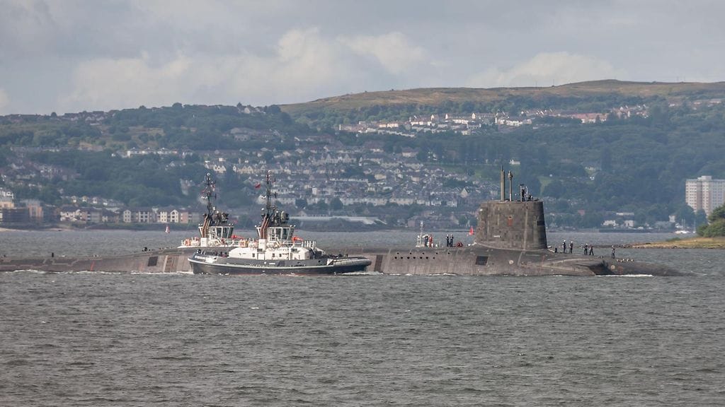 Britannian kuninkaallisen laivaston sukellusvene HMS Vengeance kuvattuna vuonna 2018 Skotlannin edustalla lähellä radioaktiivisen veden vuotopaikkaa.