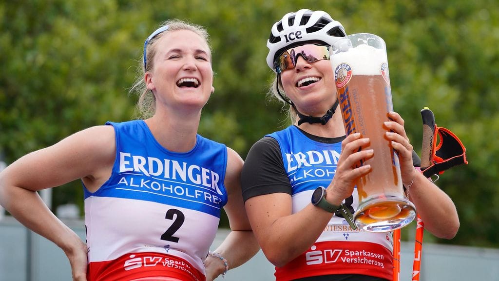 Tiril Eckhoff (oik.) pitämässä arkistokuvassa hauskaa Marte Olsbu Röiselandin kanssa.