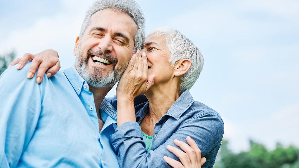 Kumppanin kanssa kannattaa ehkä vaihtaa juoruja.