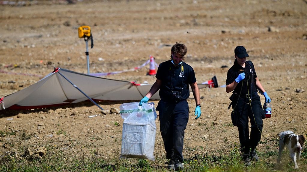 Poliisit ja huumekoirat partioivat tapahtumapaikalla lähellä Warden Bayn rantaa miehen kuoleman jälkeen Sheppeyn saarella.