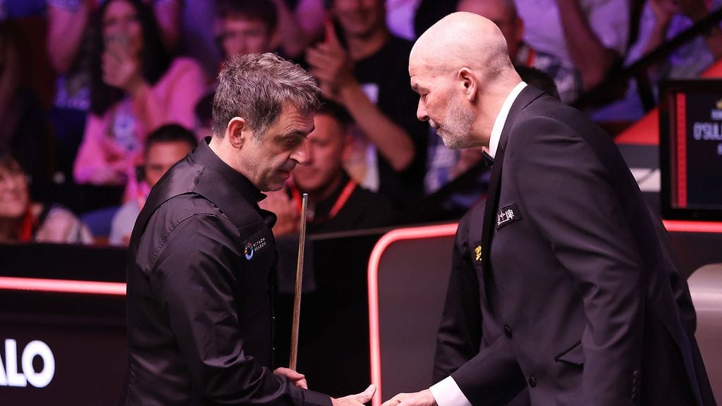 Jan Verhaas (oik.) tuomaroi vuosikaudet snookerin suurimpia otteluja. Tässä hän kättelee Ronnie O'Sullivania viime kevään MM-kisoissa.