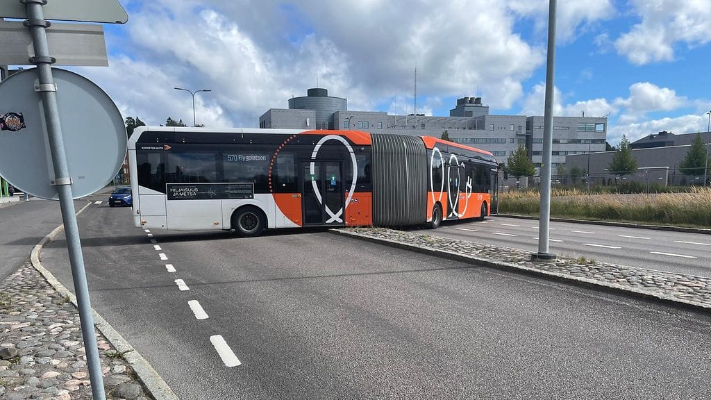 Haitaribussin kuljettaja päätyi sunnuntaina erikoiseen ratkaisuun Vantaan Tikkurilantiellä. Kuva: Sari Kolari