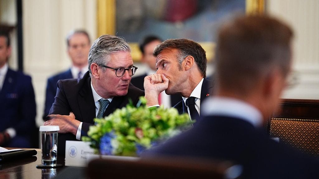 Britannian pääministeri Keir Starmer ja Ranskan presidentti Emmanuel Macron Washingtonissa 18. elokuuta. Britannia ja Ranska isännöivät 19. elokuuta halukkaiden koalition etäkokousta.