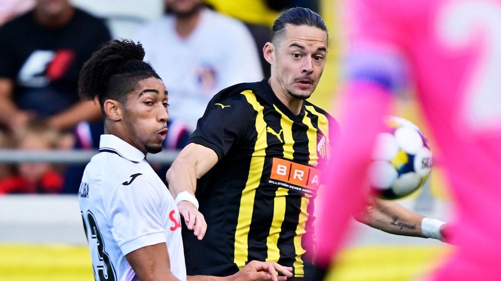 Amor Layouni (oik.) syötti viisi maalia romanialaista CFR Clujia vastaan.