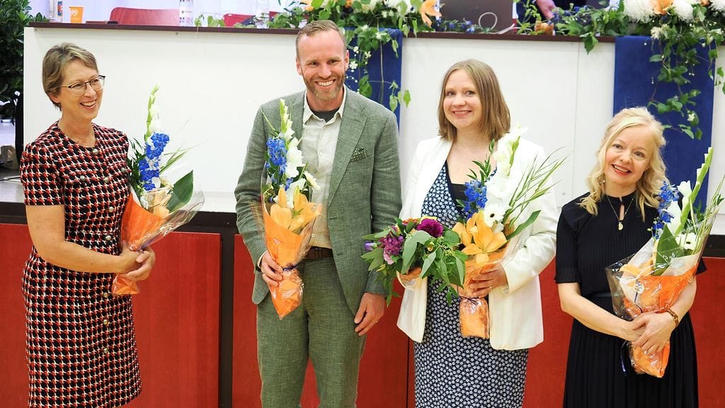 Kristillisdemokraattien varapuheenjohtajiksi valittiin Mika Poutala (toinen vas.), Sirpa Pursiainen-Hautala ja Susanna Kokkonen puoluekokouksessa Porissa. Vasemmalla puheenjohtaja Sari Essayah.