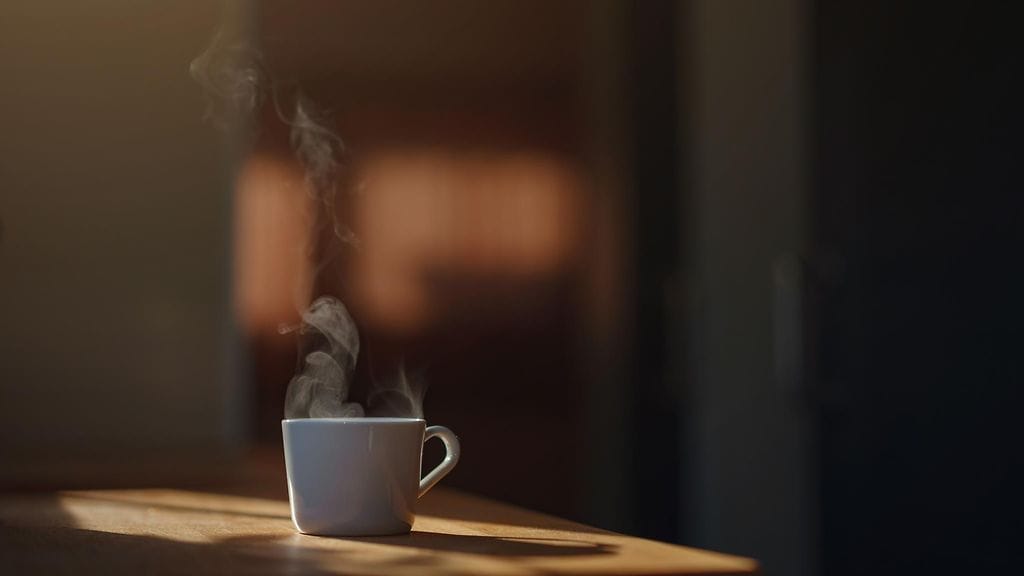 Tutkijat havaitsivat positiivisen yhteyden aamuisen kofeiinin kulutuksen ja yleisen mielialan välillä.