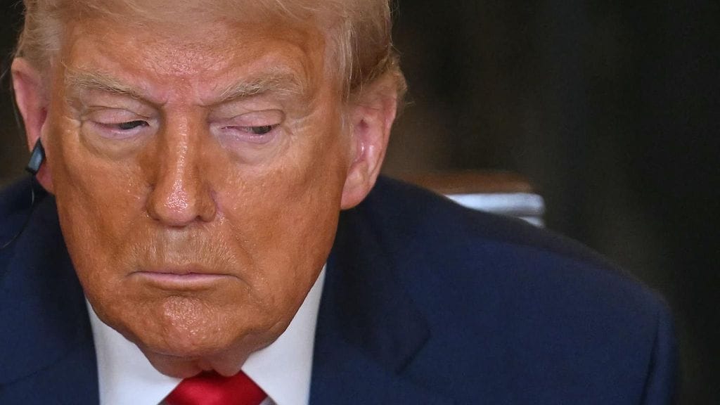 Useat Trumpiin läheisissä kytköksissä olevat ihmiset ovat soluttautuneet Grönlannin yhteiskuntaan heikentääkseen Tanskan ja Grönlannin välisiä suhteita.