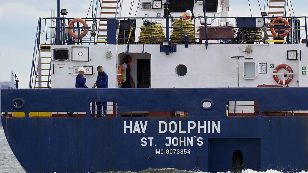 Hav Dolphinin perä ja miehistöä kyydissä.