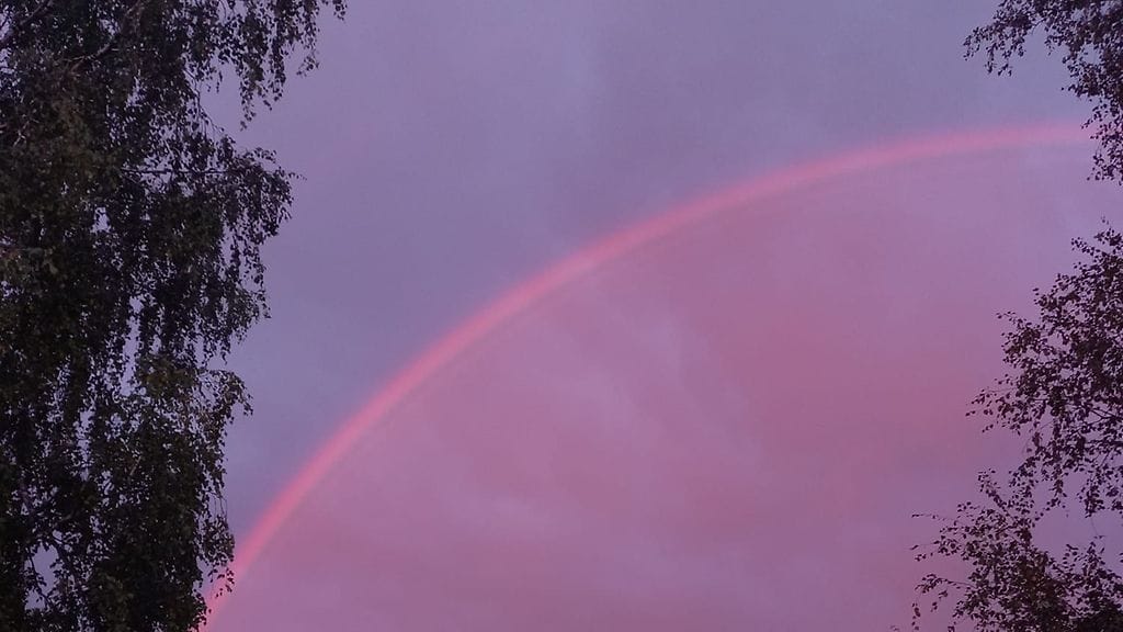 Tältä näytti vaaleanpunainen sateenkaari Lappeenrannan illassa.