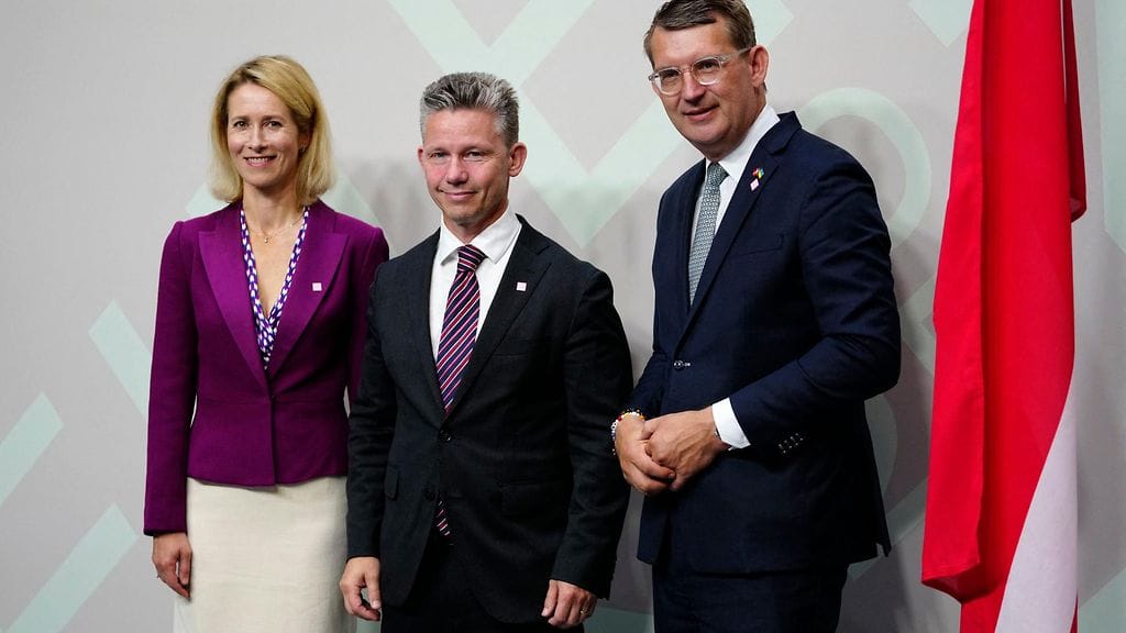 Kuvassa EU:n ulkosuhteiden ja turvallisuuspolitiikan korkea edustaja Kaja Kallas, Tanskan puolustusministeri Troels Lund Poulsen sekä Ruotsin puolustusministeri Pål Jonson.