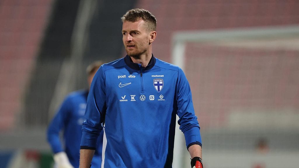 Lukas Hradecky jää sivuun Huuhkajien syyskuun otteluista.