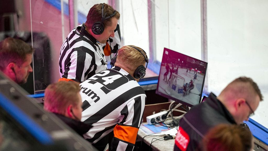 SM-liiga ottaa käyttöön paitsiohaastot. Niiden kohdalla päätuomareiden sijaan linjatuomarit tarkastelevat siniviivan ylitystä videonäytöltä.