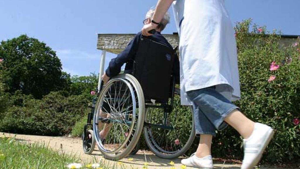 Tarja on joutunut kokemaan, miten vilpitön halua auttaa lähimmäistä kolahtaa omaan nilkkaan. Kuvan henkilöt eivät liity haastatteluun.