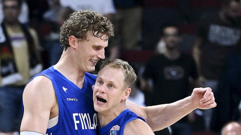 Lauri Markkanen oli pelkkää hymyä Susijengin suuren voiton jälkeen.