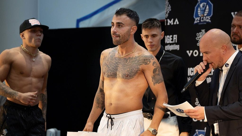 Makwan Amirkhani ennen ottelua pidetyssä punnitustilaisuudessa.