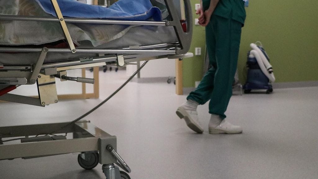 Kuvituskuva. Hoitaja lasten heräämössä Turun yliopistollisen keskussairaalan (Tyks) Majakkasairaalassa 15. helmikuuta 2024.