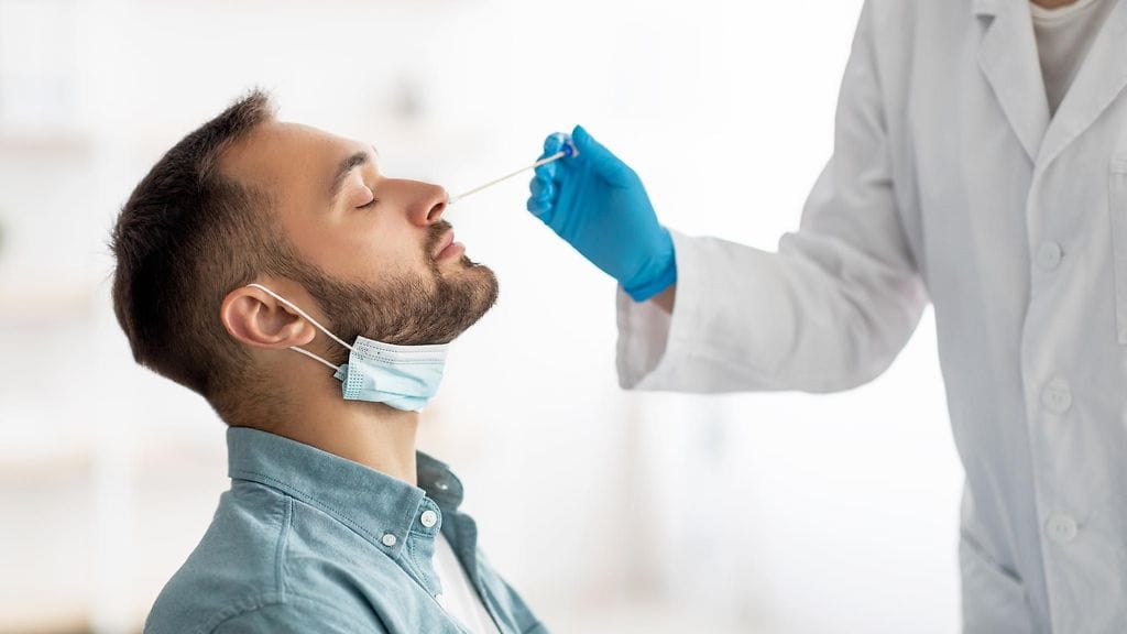 Koehenkilöt kävivät PCR-koronatestissä. Kuvituskuva.