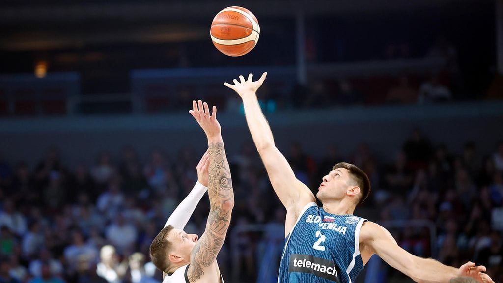 Saksa (valkopaidat) kaatoi koripallon EM-puolivälieräottelussa Slovenian.