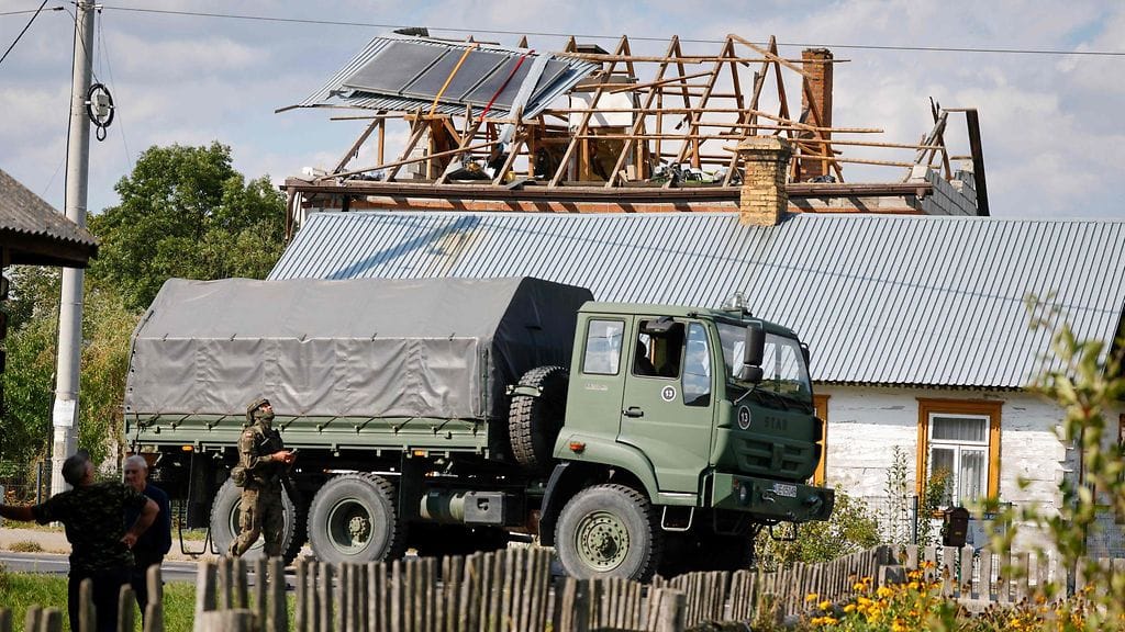 Poliisi ja armeija tarkastivat alasammutun venäläisen droonin kappaleiden aiheuttamia vaurioita Wyryki-Wolan kylässä Itä-Puolassa 10. syyskuuta 2025.