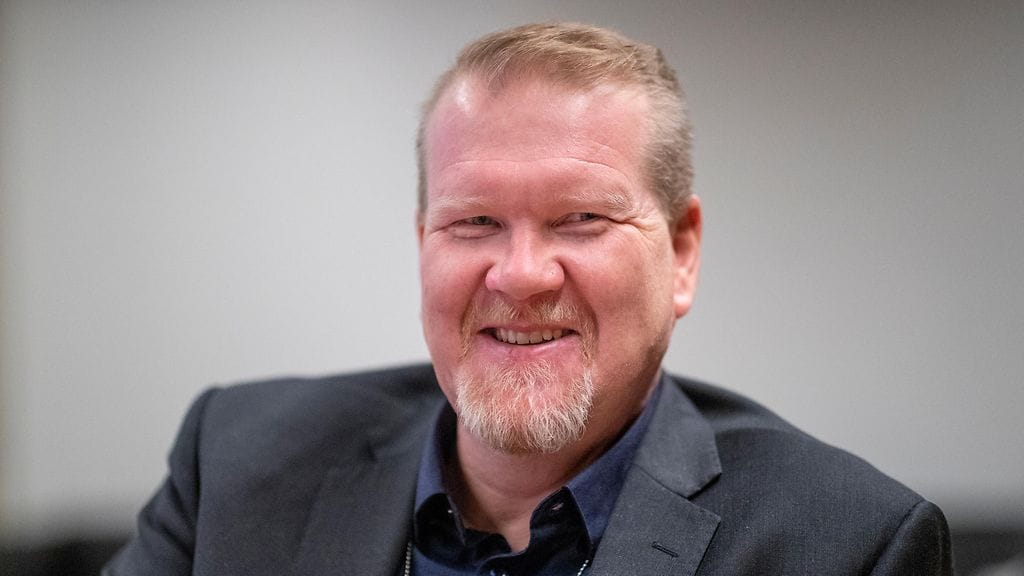 Esa Sirviö kuvattuna vuonna 2018. Sirviö on johtanut eri kuntia pitkän uransa aikana.