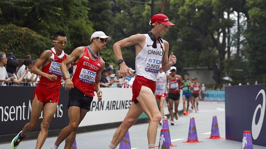 Kanada Evan Dunfee otti miesten 35 kilometrin kävelyn voiton. Hänestä tuli Tokion MM-kisojen ensimmäinen kultamitalisti.