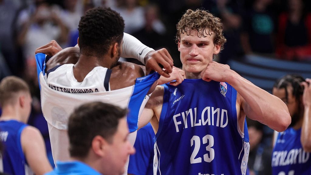 Lauri Markkanen ja Giannis Antetokounmpo vaihtoivat EM-pronssiottelun jälkeen pelipaitoja keskenään.