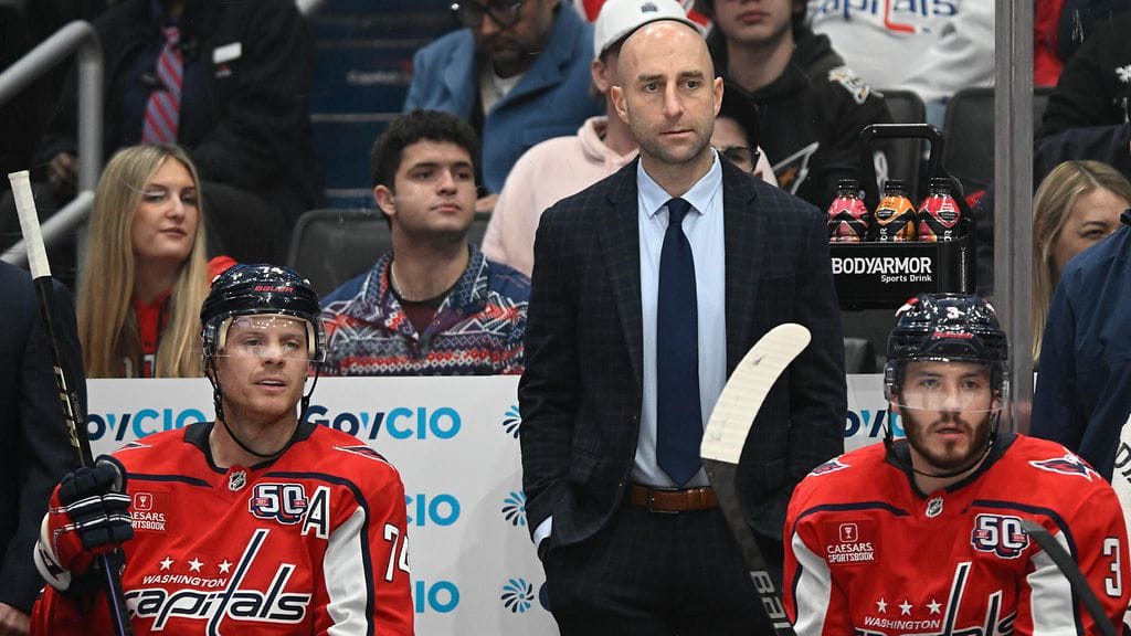 Washington Capitalsin valmentaja Mitch Love on suljettu pois joukkueen toiminnasta NHL:n tutkinnan ajaksi.