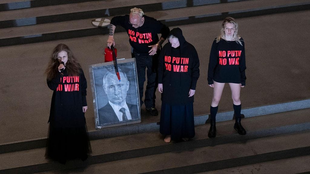 Pussy Riot -ryhmä esitti Münchenissä sotaa vastustavan performanssin huhtikuussa 2024. Esityksen aikana yksi jäsenistä virtsasi Putinin kuvan päälle.