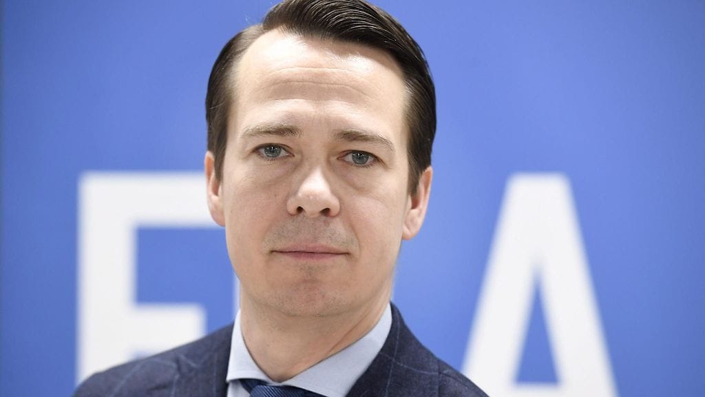 Carl Haglundin oli määrä aloittaa Aktian toimitusjohtajana. Hän on aiemmin työskennellyt Veritaksen toimitusjohtajana, Rkp:n puheenjohtaja, puolustusministerinä ja europarlamentaarikkona.