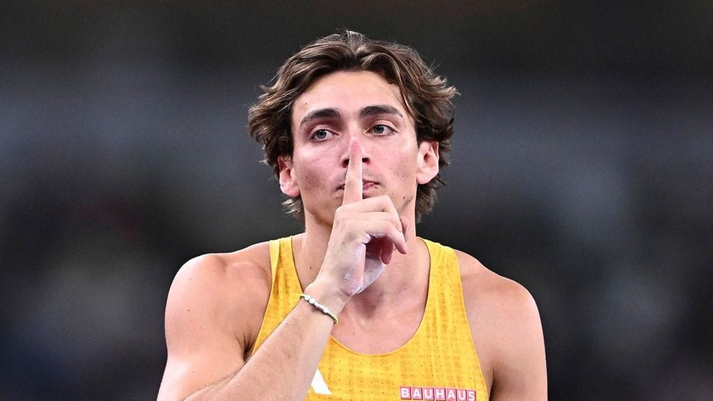 Armand Duplantis hyssyttelemässä seiväshypyn MM-finaalin aikana Tokiossa.