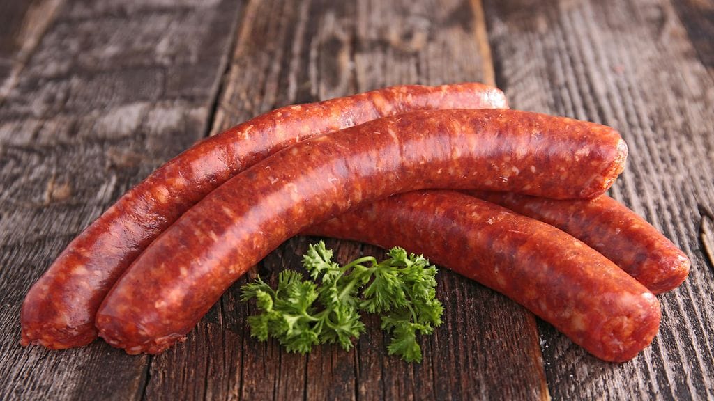 Vuoden parhaaksi makkaraksi nousi tällä kertaa raakamakkara. Kuvituskuva.