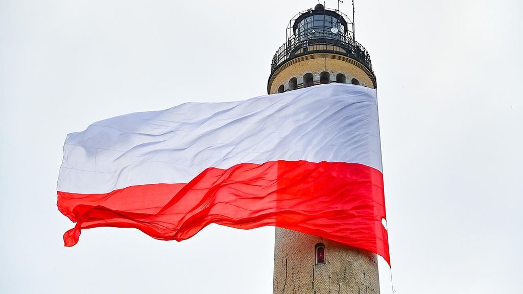 Kuvituskuvassa Puolan lippu Świnoujścien majakan huipulla.