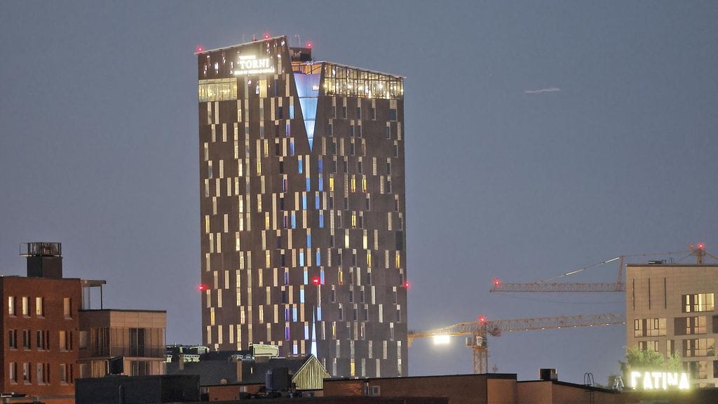 25-kerroksinen hotelli on Tampereen maamerkkinä aivan ydinkeskustassa.