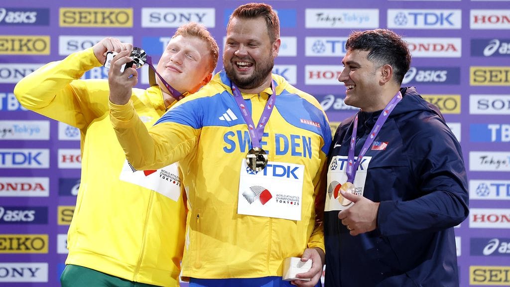 Kiekonheittäjä Daniel Ståhl (kesk.) toi Ruotsiin toisen sen kultamitaleista Tokiossa. Mykolas Alekna (vas.) nosti Liettuan mitalikantaan ja kisan pronssia napannut Alex Rose hankki Samoalle sen historian ensimmäisen MM-mitalin.