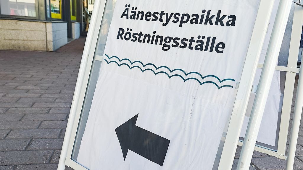 Poliisi epäilee, että kuntavaalien äänestäjiä lahjottiin oluella viime keväänä Parkanossa. Kuvituskuva.