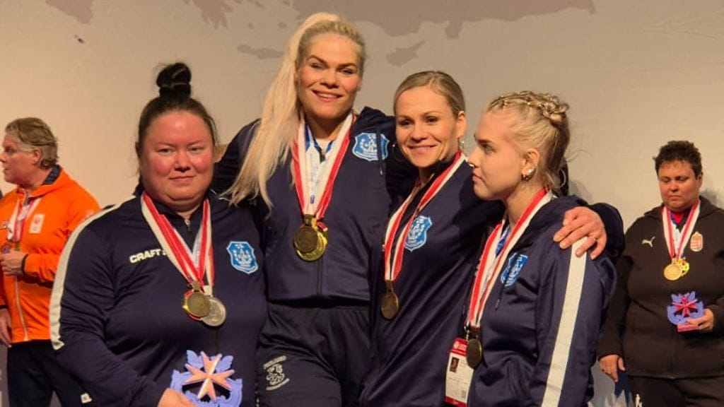 Johanna Laitinen (vas.), Mira Lahtinen, Johanna Kuronen ja Roosa Valkola poseerasivat penkkipunnerruksen EM-kilpailuissa.