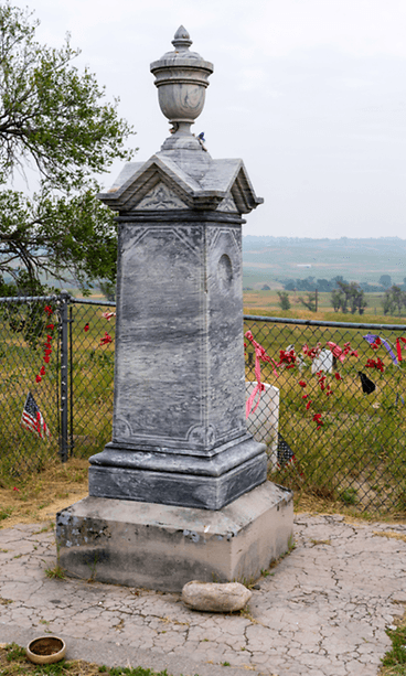 Wounded Kneen verilöylyn muistopatsas Etelä-Dakotassa