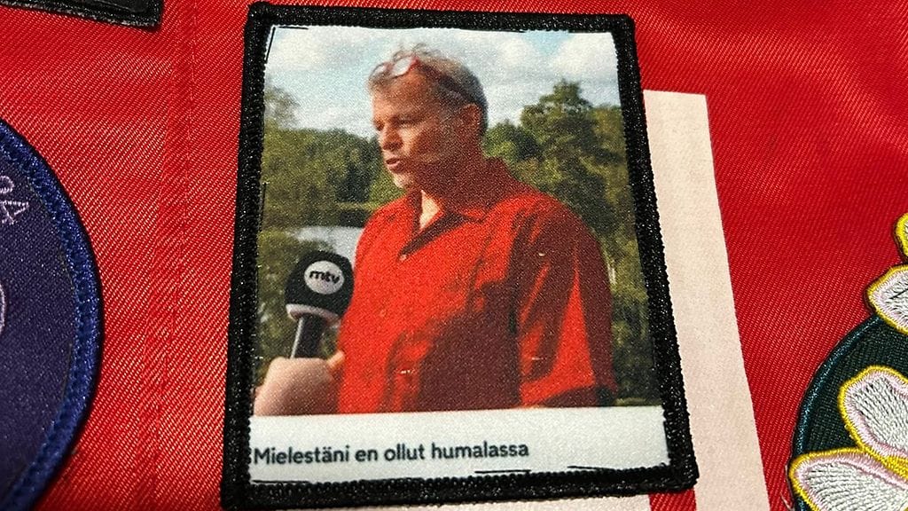 Teivo Teivaisen tv-haastattelusta irrotettu kuva päätyi opiskelijoiden haalarimerkkiin.