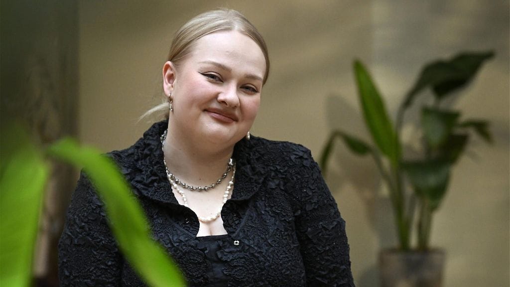 Aalto-yliopistosta taiteen maisteriksi valmistunut Enni Lähderinne palkittiin Vuoden nuorena suunnittelijana 2025.