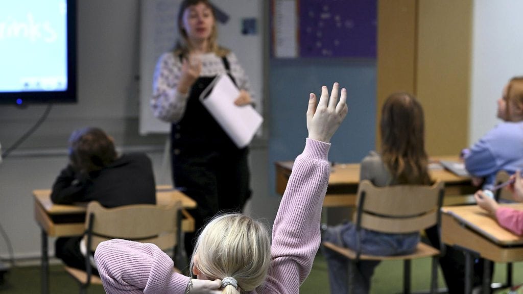 Avokonttorimainen koulutila Martinlaakson ruotsinkielisen alakoulun (Mårtensdals skola) väistötiloissa Vantaalla 15. marraskuussa 2023.